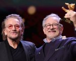 Steven Spielberg: a sorpresa Bono gli consegna l'Orso d'Oro alla carriera a Berlino