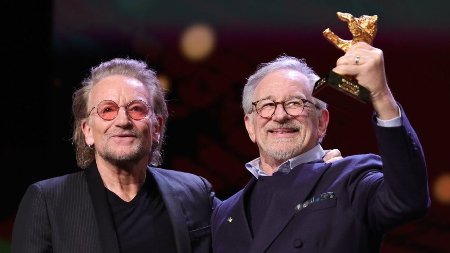 Steven Spielberg: a sorpresa Bono gli consegna l'Orso d'Oro alla carriera a Berlino