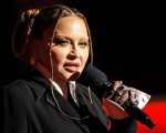 Madonna scherza sul viso gonfio provocando chi l'ha criticata ai Grammy