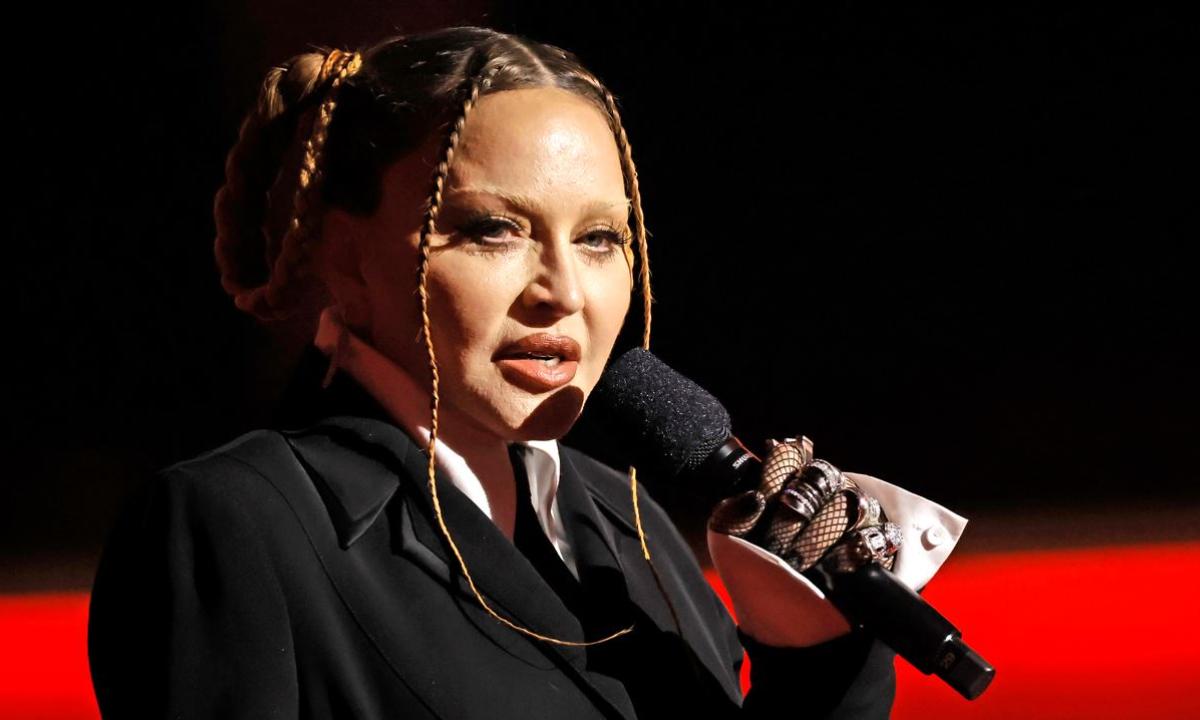Madonna scherza sul viso gonfio provocando chi l'ha criticata ai Grammy