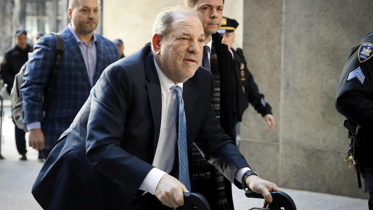 Harvey Weinstein condannato a 16 anni di carcere per violenza e altri crimini di tipo sessuale
