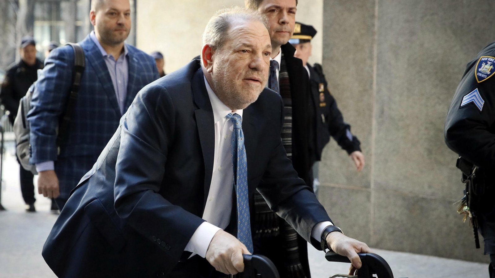 Harvey Weinstein condannato a 16 anni di carcere per violenza e altri crimini di tipo sessuale