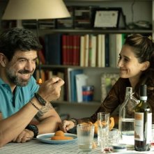 L'ultima notte di Amore: Pierfrancesco Favino e Linda Caridi in una foto