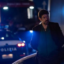 L'ultima notte di Amore: Pierfrancesco Favino in una scena del film