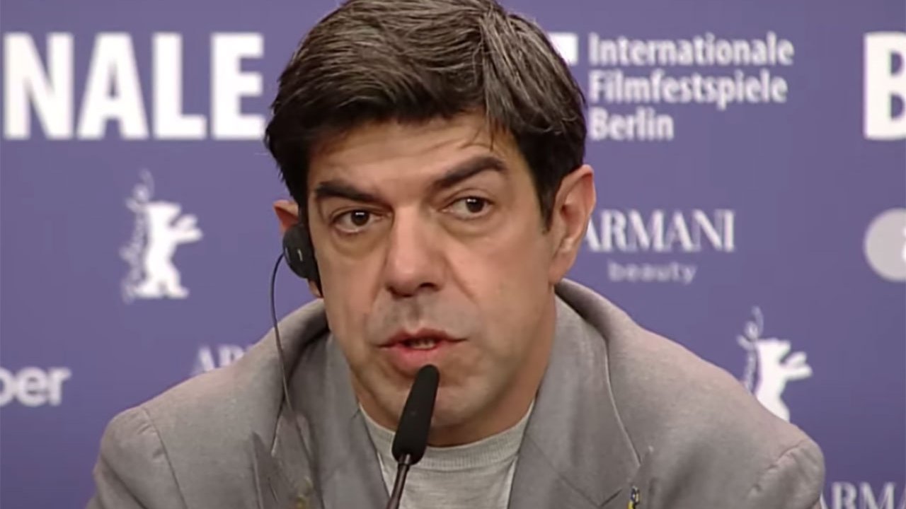 Pierfrancesco Favino contro i nostri produttori: 'È dura per gli italiani se pure i Gucci parlano inglese'