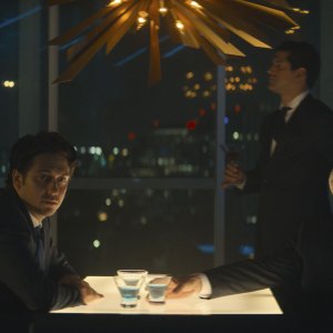 The Consultant: Christoph Waltz e Nat Wolff in una scena della serie
