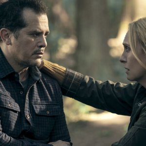 The Power: Toni Collette e John Leguizamo in una scena