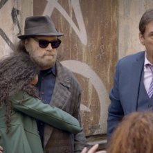 L'uomo che disegnò Dio: Isabel Ciammaglichella abbraccia Franco Nero in una scena