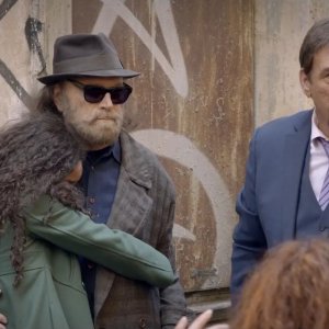 L'uomo che disegnò Dio: Isabel Ciammaglichella abbraccia Franco Nero in una scena