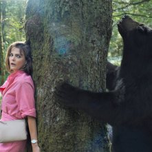 Cocainorso: Keri Russell e l'orso in una scena