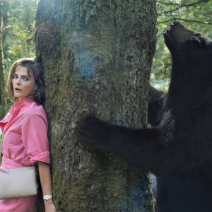 Cocainorso: Keri Russell e l'orso in una scena