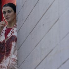 Dead Ringers: Rachel Weisz in un'inquietante scena della serie