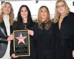 Friends: Courteney Cox ottiene la sua stella sulla Walk of Fame e si riunisce con le co-star