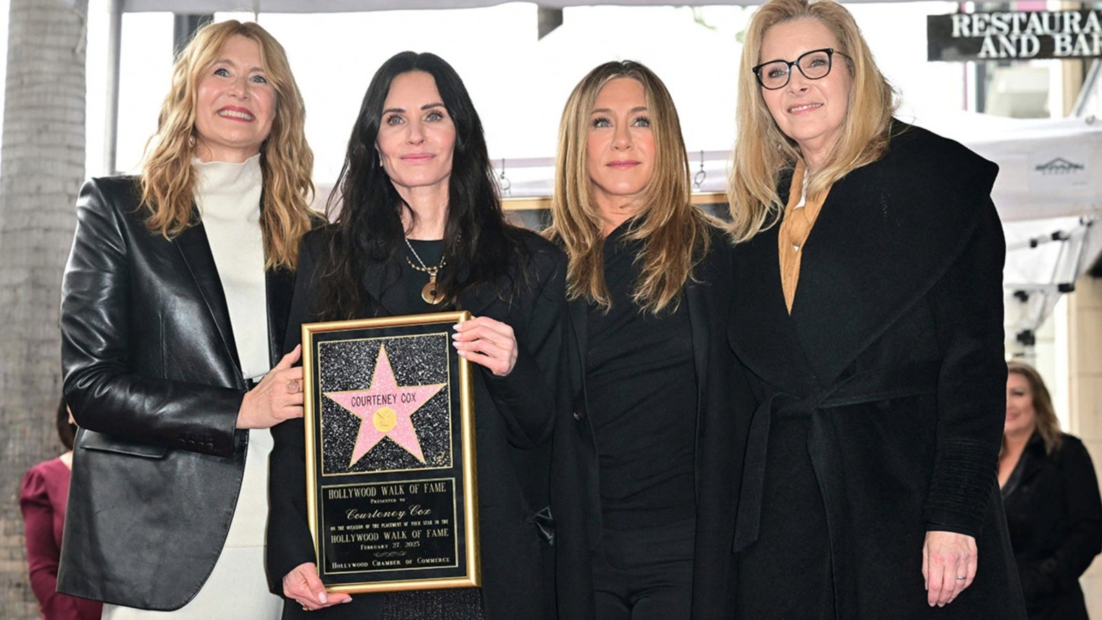 Friends: Courteney Cox ottiene la sua stella sulla Walk of Fame e si riunisce con le co-star