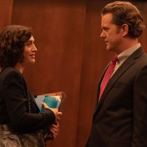 Attrazione fatale: Lizzy Caplan e Joshua Jackson in una scena