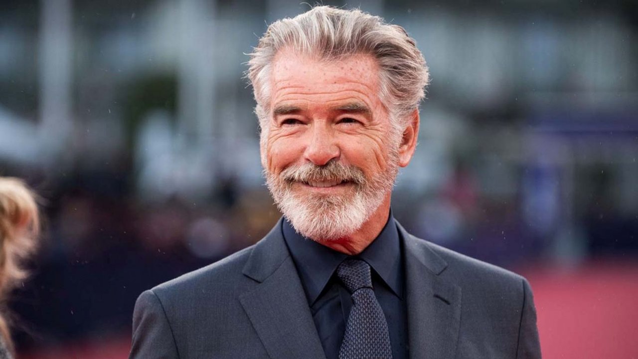 Pierce Brosnan invecchiato e irriconoscibile sul set irlandese di Four Letters of Love (FOTO)