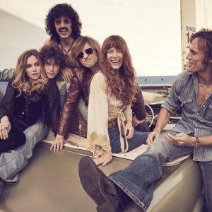 Daisy Jones & The Six: il cast in una foto promozionale