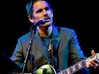 Ethan Hawke sorprende i fan dei Fall Out Boy collaborando a uno dei nuovi brani della band