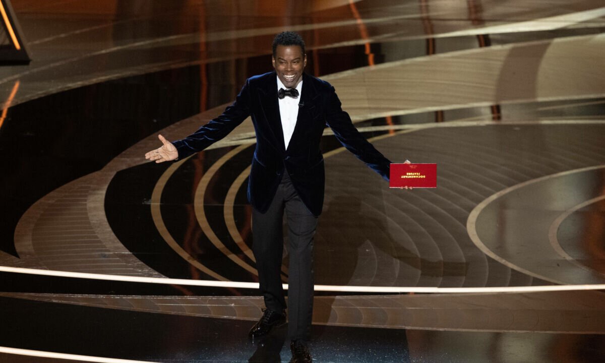 Chris Rock scherza su Will Smith nel suo show: 'Ho guardato Emancipation solo per vedere come le prendeva'