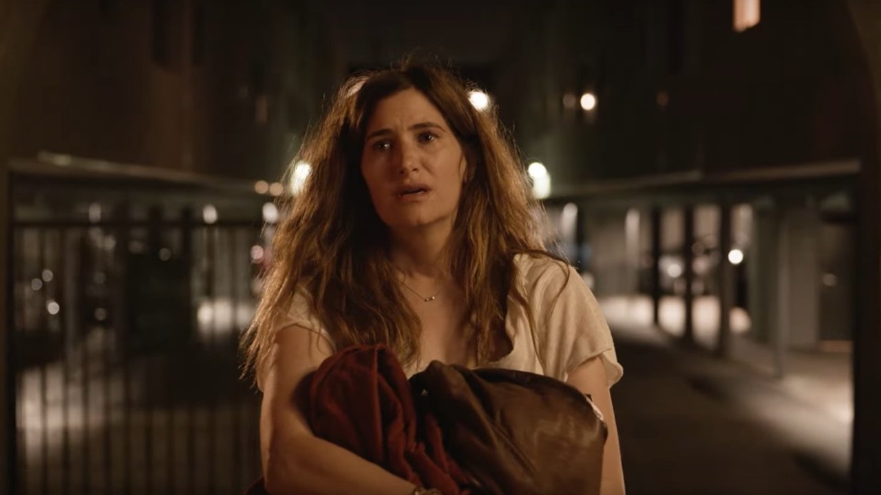 Tiny Beautiful Things: Kathryn Hahn è una scrittrice in crisi nel trailer della serie