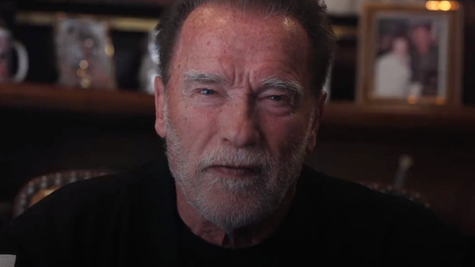 Arnold Schwarzenegger si scaglia contro i crimini d'odio in un nuovo video: 'È più facile odiare che imparare'