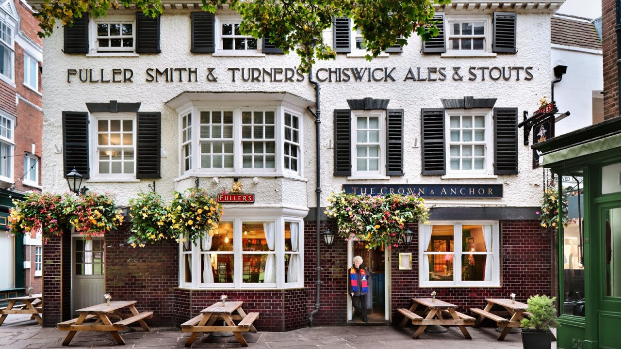 Ted Lasso: il pub dello show arriva su AirBnb per festeggiare la terza stagione