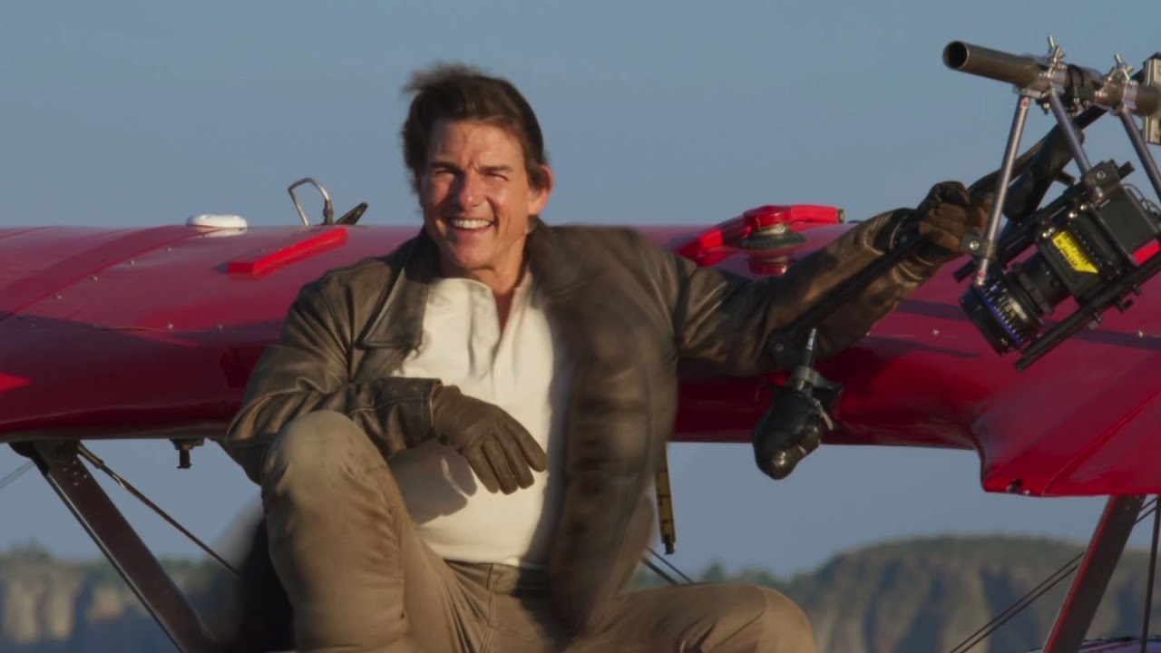 Mission Impossible 8: Tom Cruise condivide un'immagine dalla portaerei di Sigonella
