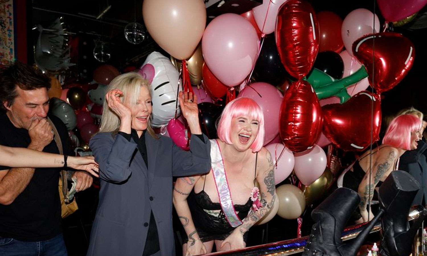 Kim Basinger festeggia la figlia incinta in uno strip club (FOTO)