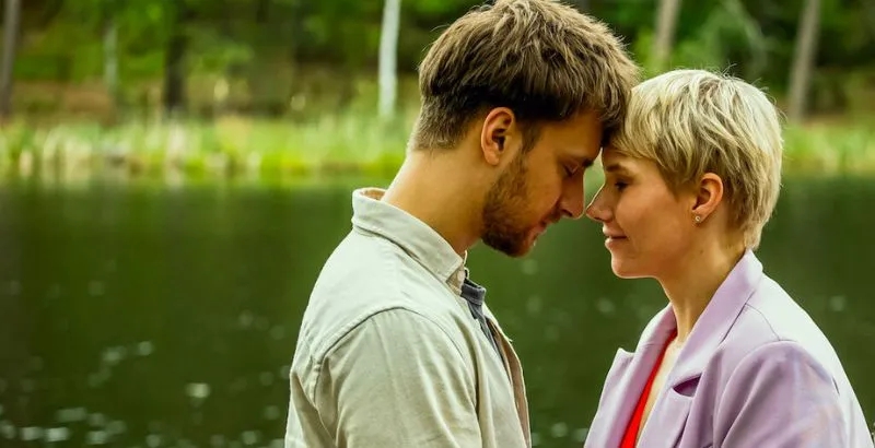 Stanotte stiamo insieme, la recensione dialogo a tre sull'amore