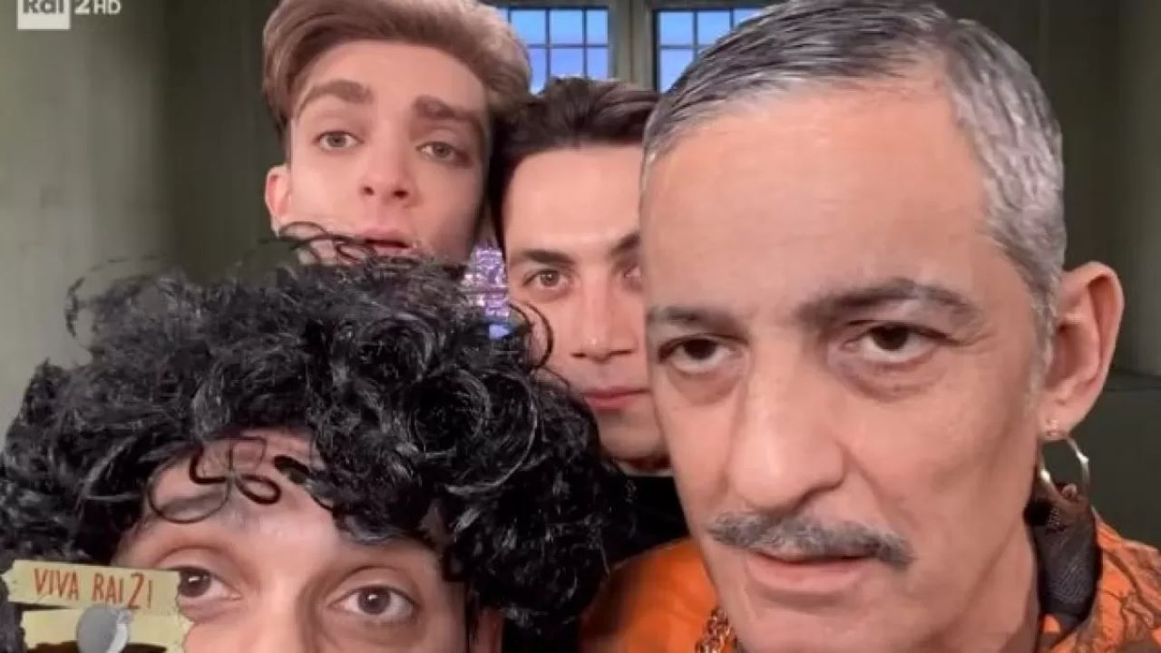 Viva Rai 2 incontra Mare Fuori: Fiorello è Ciro: 'Vi retrocedo a Un posto al Sole, dovete farvi 3000 puntate'