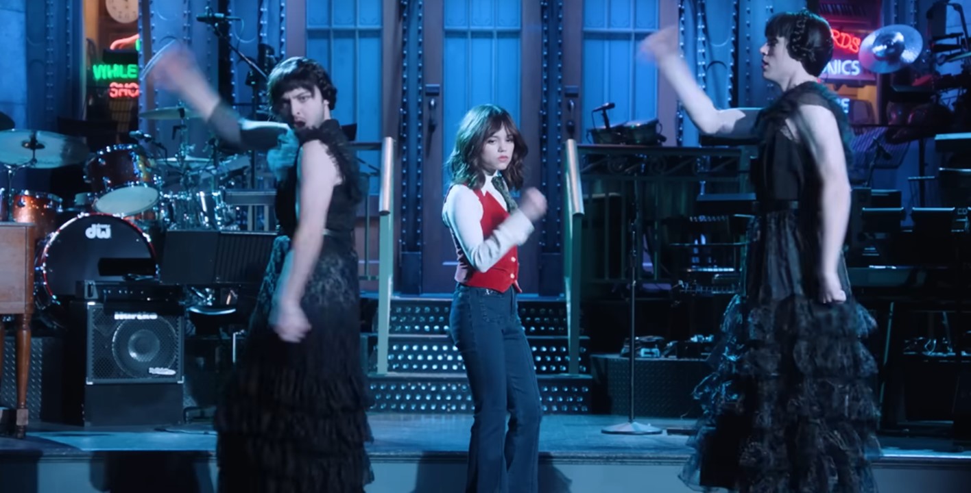 Mercoledì: Jenna Ortega esegue di nuovo il famoso balletto nel video promozionale del Saturday Night Live