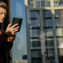 Luther - Verso l'Inferno, Andy Serkis controlla il suo telefono