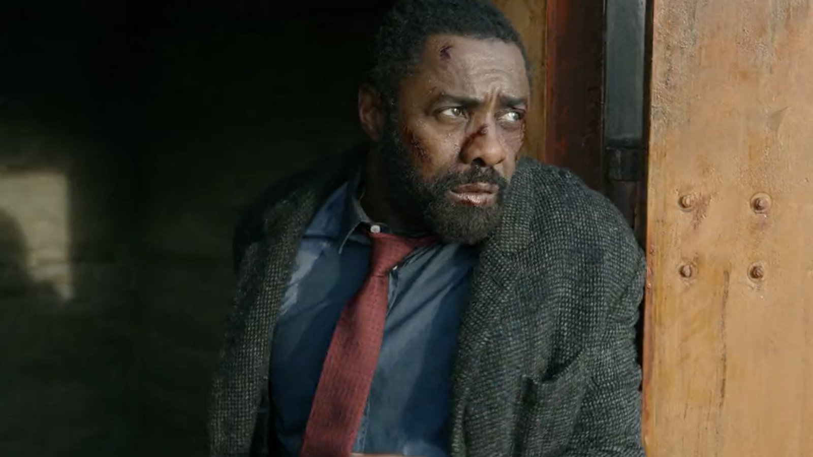 Luther - Verso l'inferno, la battuta di Idris Elba sul Martini è 'un dito medio alzato a James Bond'