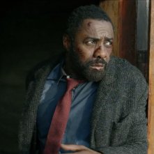 Luther - Verso l'Inferno, Idris Elba è pensieroso