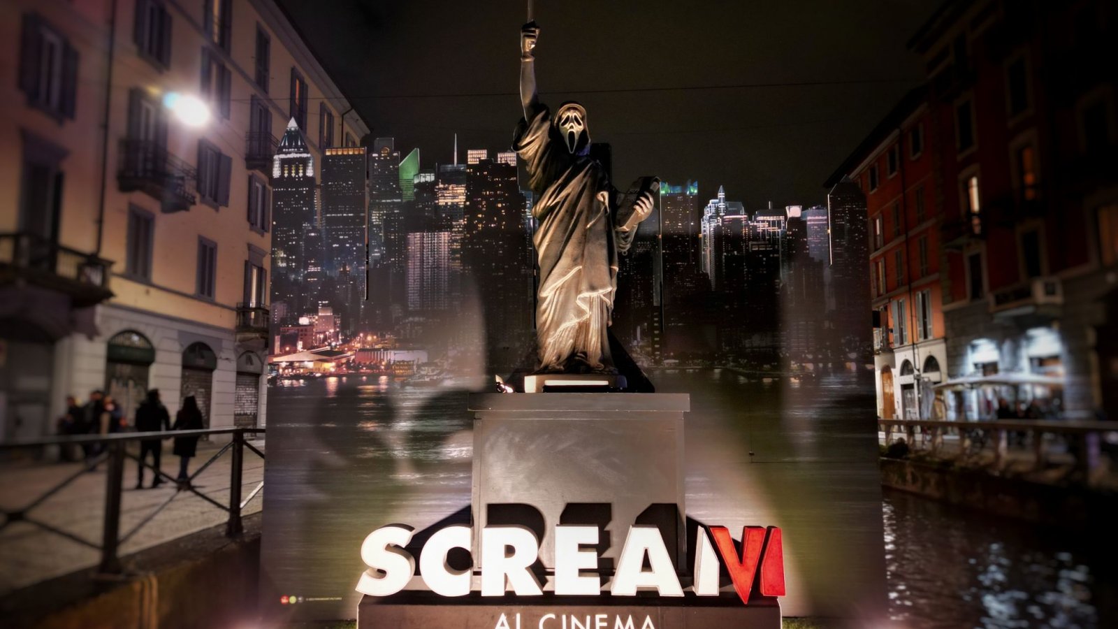 Scream 6: una Statua della Libertà versione Ghostface compare sui Navigli a Milano