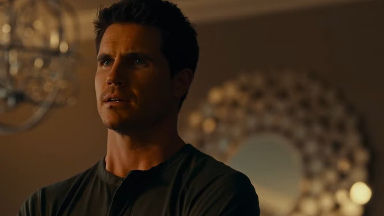 Simulant: Robbie Amell nel trailer del film sci-fi