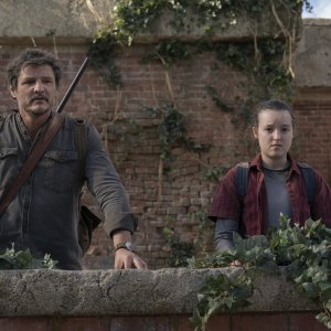 The Last of Us: Pedro Pascal e Bella Ramsey in una scena del finale di stagione