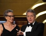 Oscar 2023, Hugh Grant: 'Accanto a Andie MacDowell sembro uno scroto'