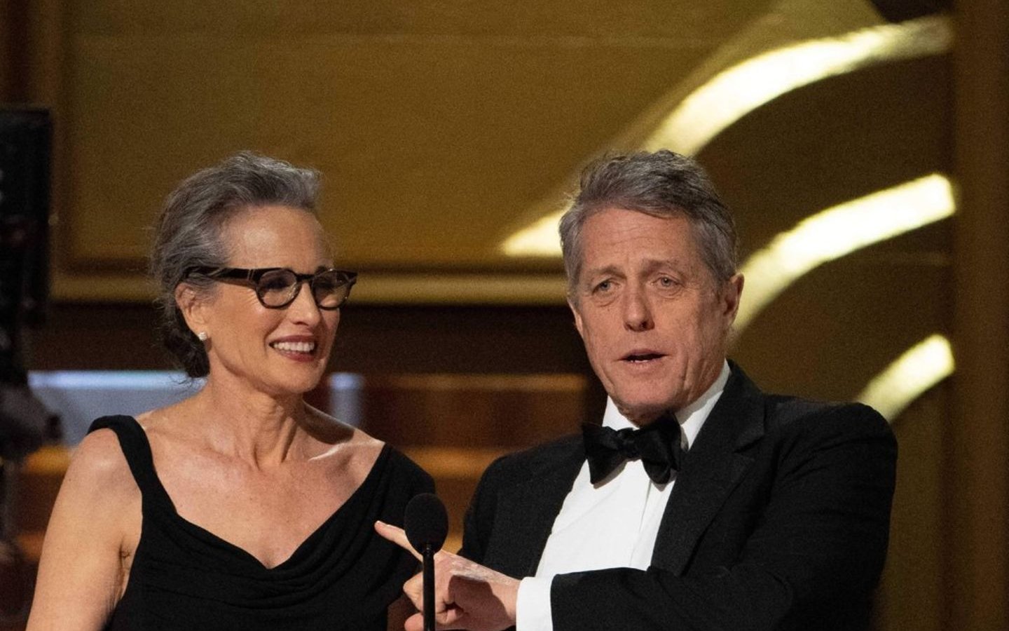 Oscar 2023, Hugh Grant: 'Accanto a Andie MacDowell sembro uno scroto'