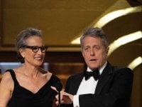 Oscar 2023, Hugh Grant: 'Accanto a Andie MacDowell sembro uno scroto'