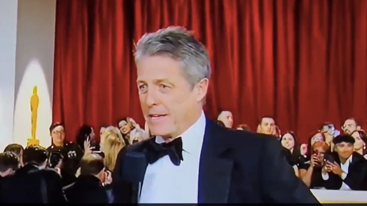 Oscar 2023, Hugh Grant imbarazzante: risponde annoiatissimo all'intervista 'Indosso il mio vestito'