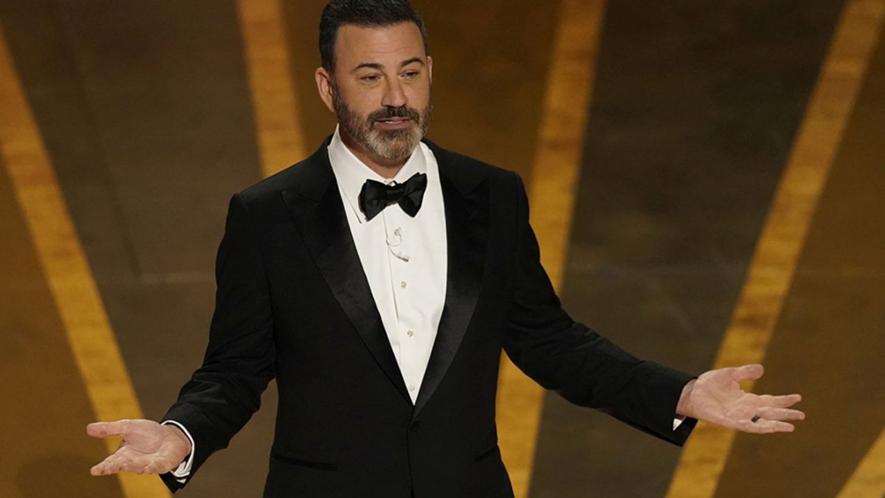 Oscar 2023, Jimmy Kimmel scherza su Will Smith: "Who commits violence, will be awarded as best actor"