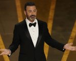 Oscar 2023, Jimmy Kimmel scherza su Will Smith: 'Chi compie una violenza, sarà premiato come miglior attore'