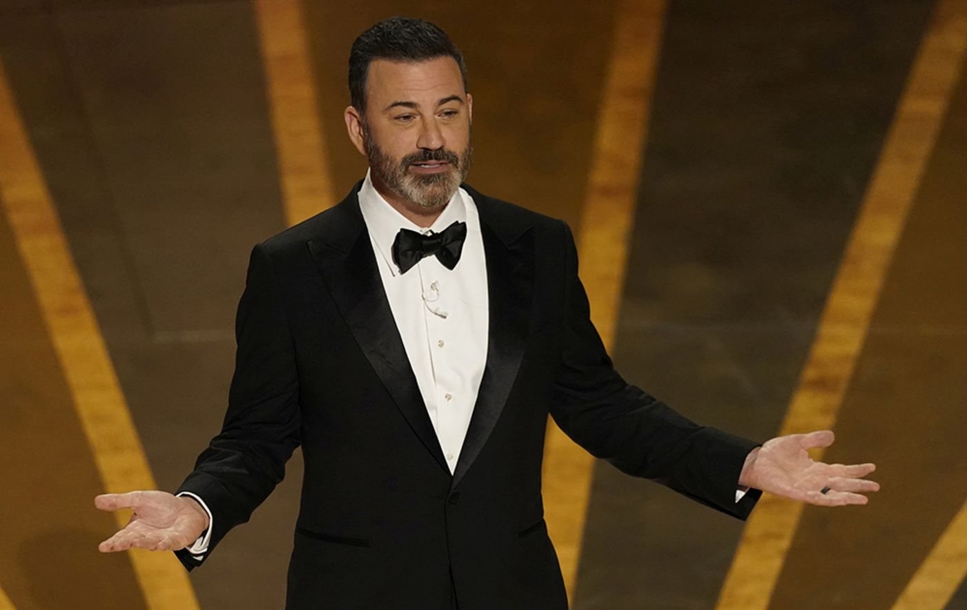 Oscar 2023, Jimmy Kimmel scherza su Will Smith: 'Chi compie una violenza, sarà premiato come miglior attore'
