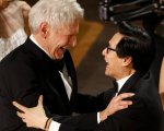 Oscar 2023: Ke Huy Quan abbraccia Harrison Ford, la commovente reunion di Indiana Jones
