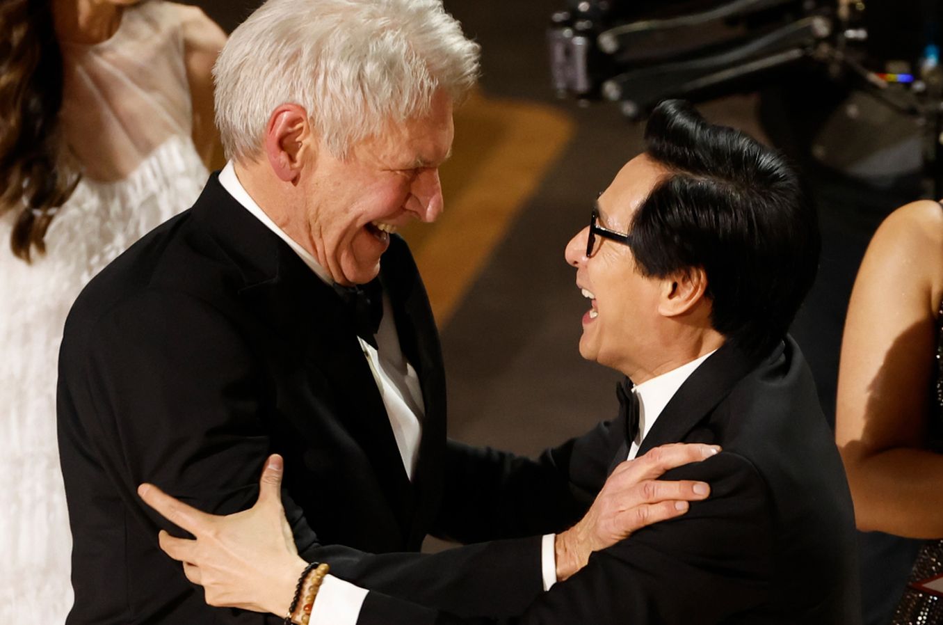Oscar 2023: Ke Huy Quan abbraccia Harrison Ford, la commovente reunion di Indiana Jones