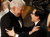 Oscar 2023: Ke Huy Quan abbraccia Harrison Ford, la commovente reunion di Indiana Jones