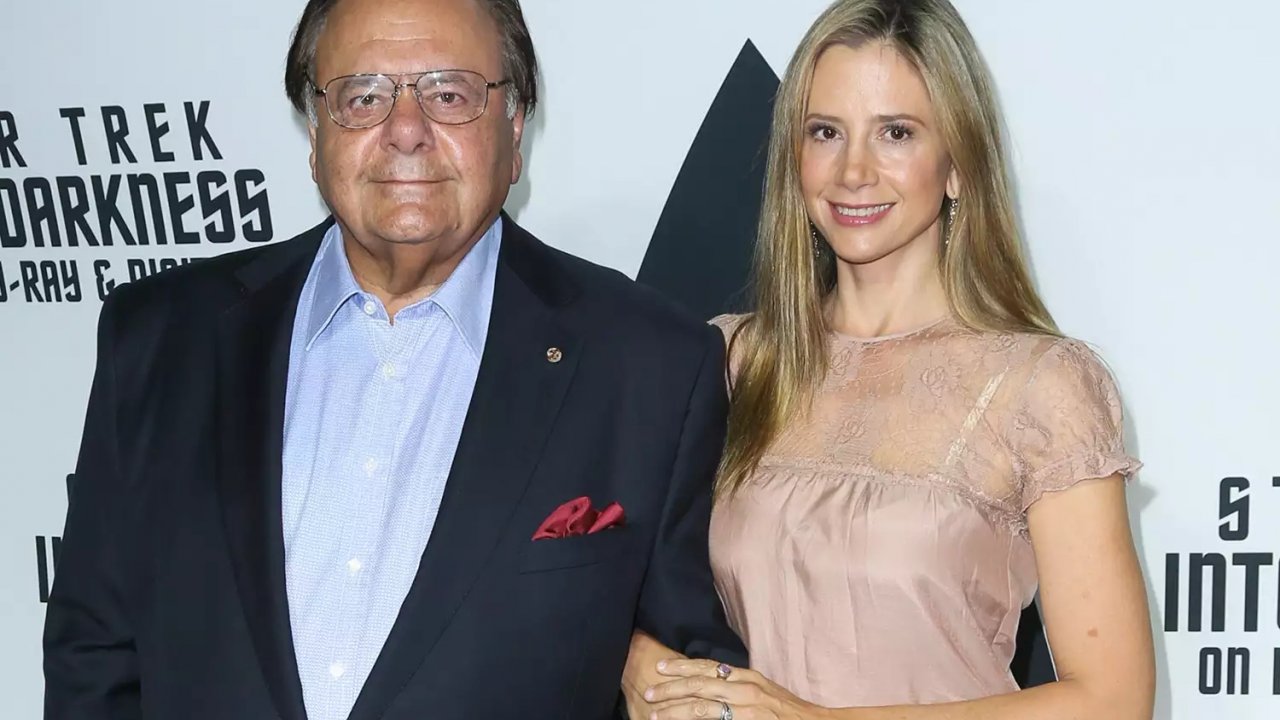 Oscar 2023, Mira Sorvino critica l'assenza del padre Paul dal segmento In Memoriam: 'L'Academy si scusi'
