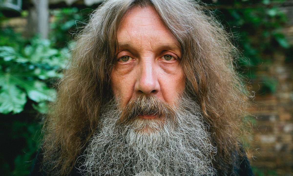 Alan Moore to warn the public: "Superheroes are menacing and addictive"