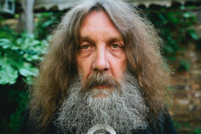 Alan Moore mettere in guardia il pubblico: "I supereroi sono minacciosi e creano dipendenza"